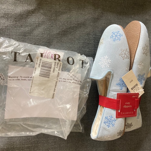 Brand New Talbots Size 6 Snowflake Slippers - Picture 2 of 2